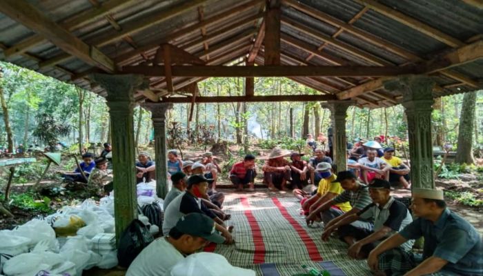 Kegiatan Bersih Makom/Gombrang Dalam Upaya Melestarikan Budaya Leluhur Desa Tanjungsari Kecamatan Kutowinangun 02