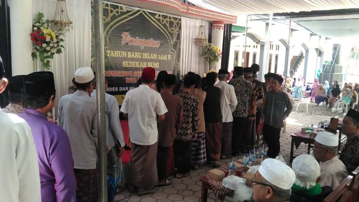 Bupati Kebumen memberikan santunan yatim piatu Desa Tanjungsari Kecamatan Kutowinangun 01