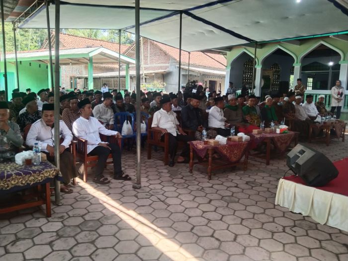 Bupati Kebumen memberikan santunan yatim piatu Desa Tanjungsari Kecamatan Kutowinangun 02