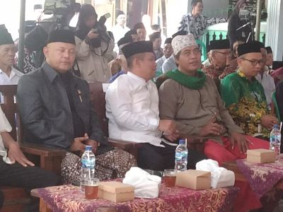 Bupati Kebumen memberikan santunan yatim piatu Desa Tanjungsari Kecamatan Kutowinangun
